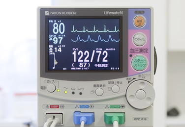 より安全な手術のためにすべての医院に心電図、血圧計、酸素モニターを完備しています