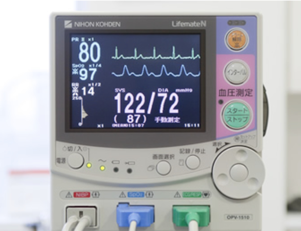 血圧・心電図・酸素飽和度モニターも当然完備しています。
